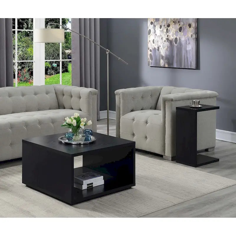 Quadratischer Couchtisch mit offenem Ablagefach