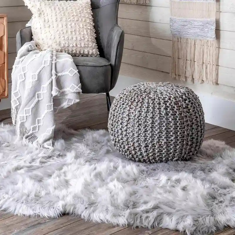 Klassischer gestrickter Pouf aus massivem Jute-Ottomane