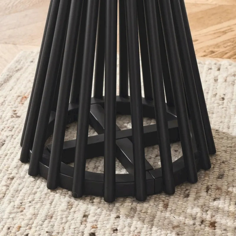 Massiver Couchtisch für das Wohnzimmer