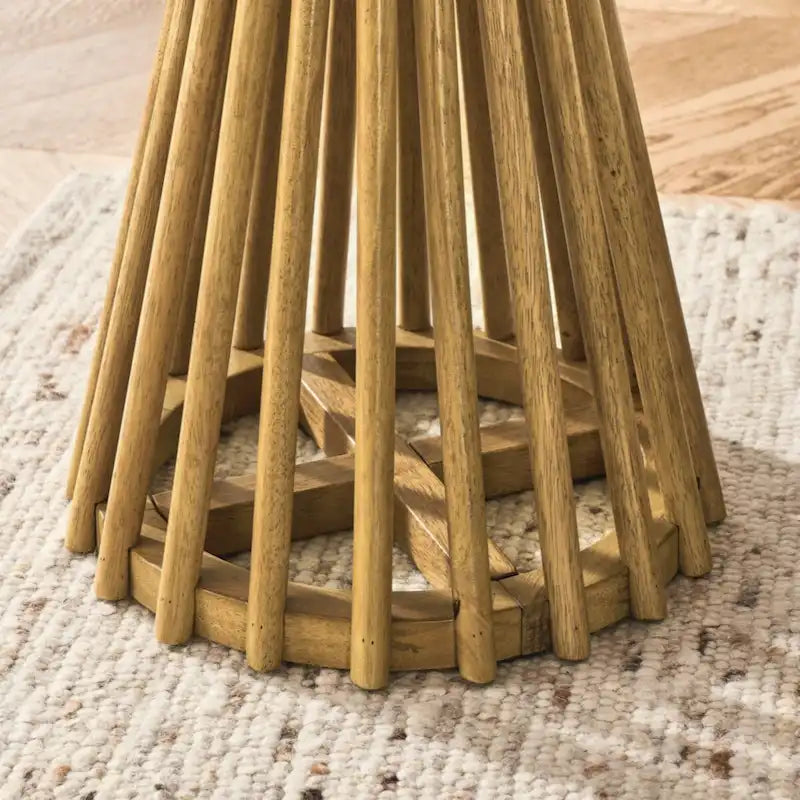 Massiver Couchtisch für das Wohnzimmer