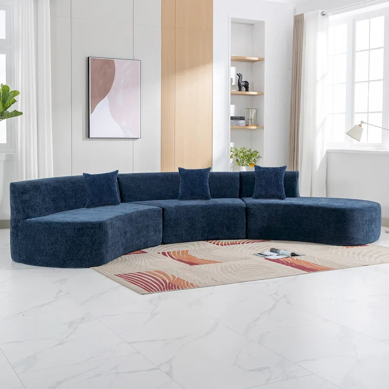 136" geschwungenes Ecksofa aus Chenille-Gewebe mit drei Zierkissen