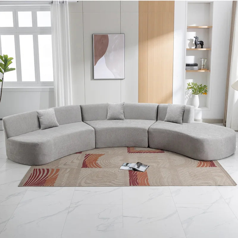 136" geschwungenes Ecksofa aus Chenille-Gewebe mit drei Zierkissen