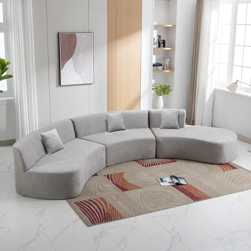136" geschwungenes Ecksofa aus Chenille-Gewebe mit drei Zierkissen