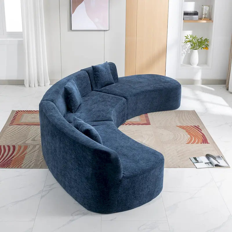 136" geschwungenes Ecksofa aus Chenille-Gewebe mit drei Zierkissen