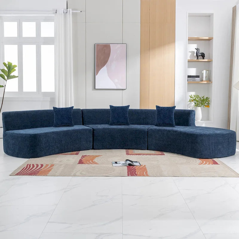 136" geschwungenes Ecksofa aus Chenille-Gewebe mit drei Zierkissen