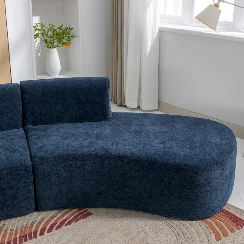 136" geschwungenes Ecksofa aus Chenille-Gewebe mit drei Zierkissen