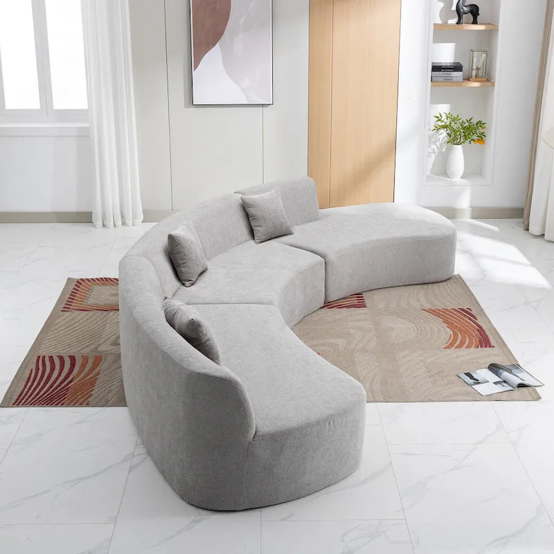 136" geschwungenes Ecksofa aus Chenille-Gewebe mit drei Zierkissen
