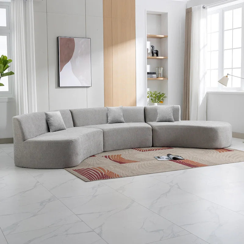 136" geschwungenes Ecksofa aus Chenille-Gewebe mit drei Zierkissen