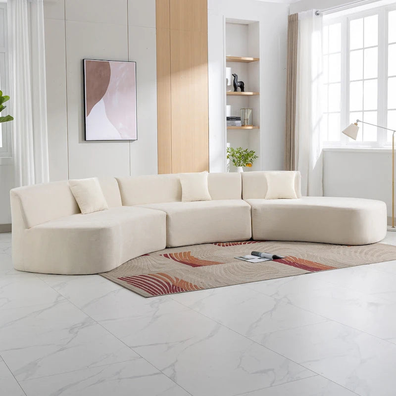 136" geschwungenes Ecksofa aus Chenille-Gewebe mit drei Zierkissen
