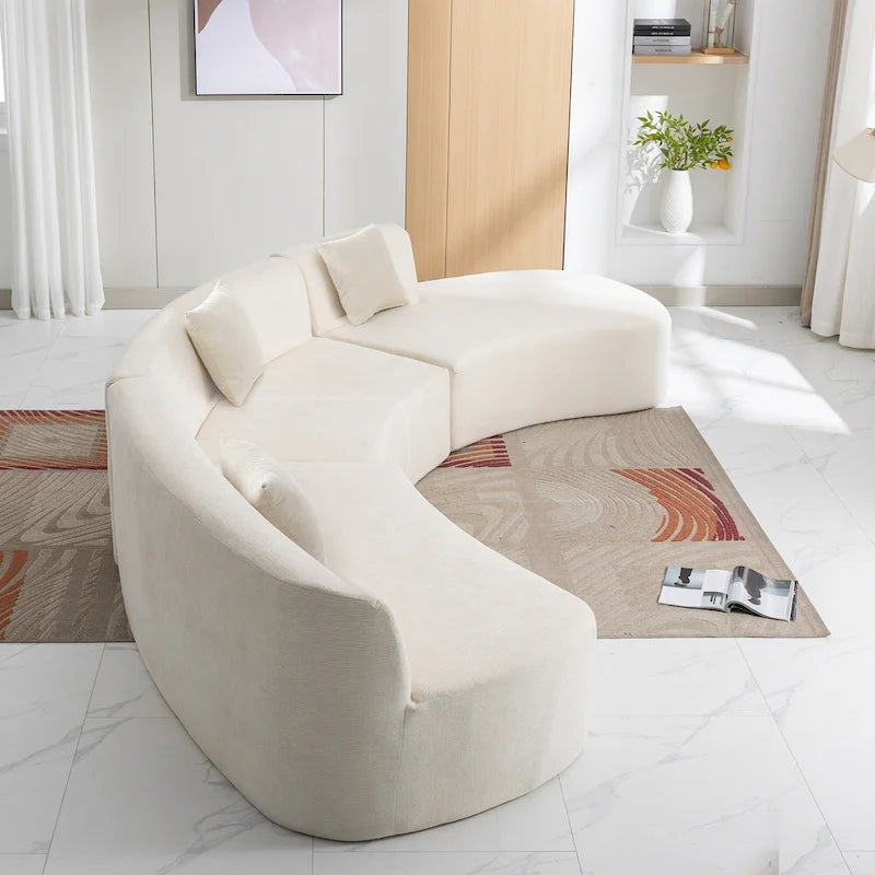 136" geschwungenes Ecksofa aus Chenille-Gewebe mit drei Zierkissen